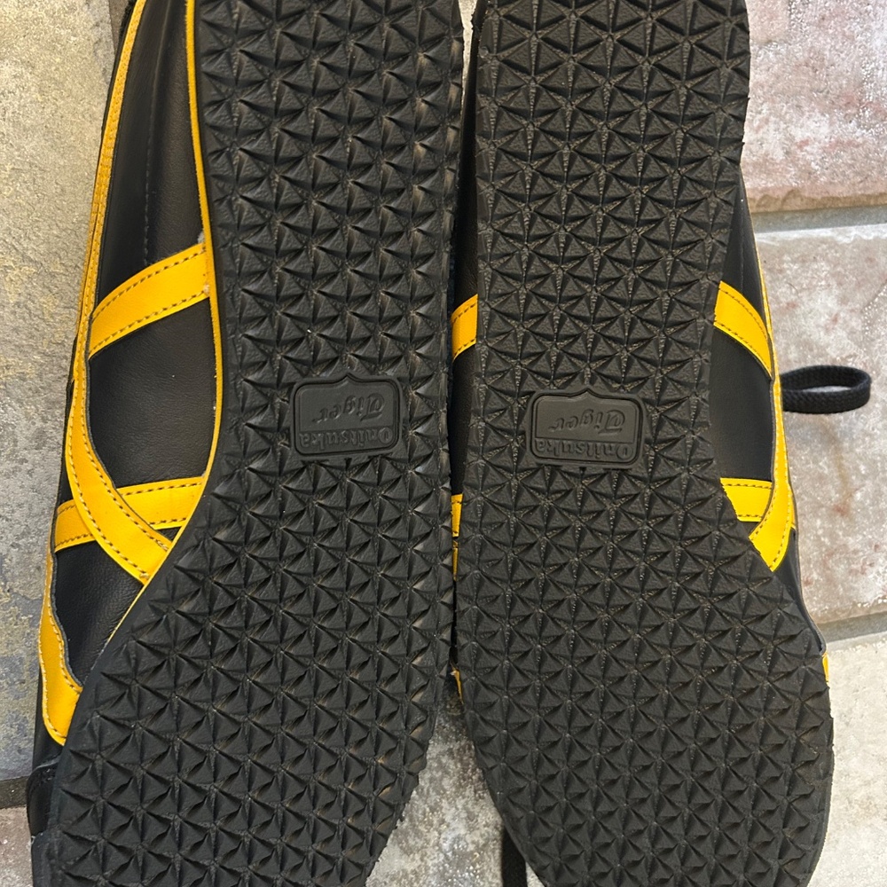 Onitsuka Tiger Shoes, Men's Size 12 - Black with yellow stripes - Picture 6 of 6